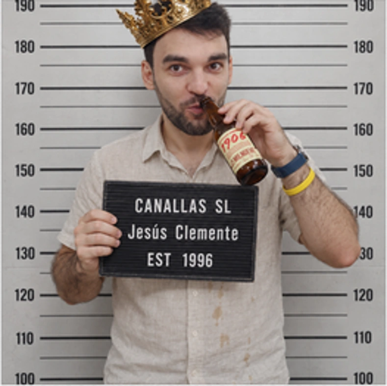 Jesús con su corona y su cartel de Canallas SL